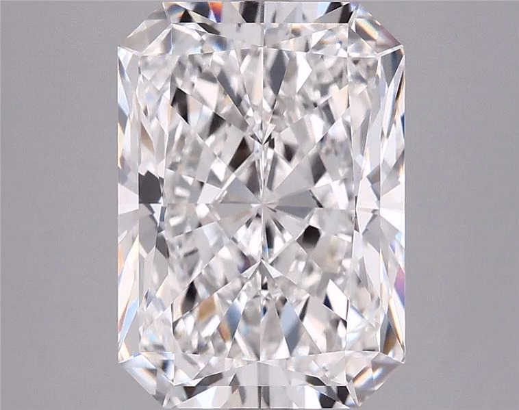 6.95ct lab-grown radiant diamond E/VVS2, IGI certified, 13.02mm length.