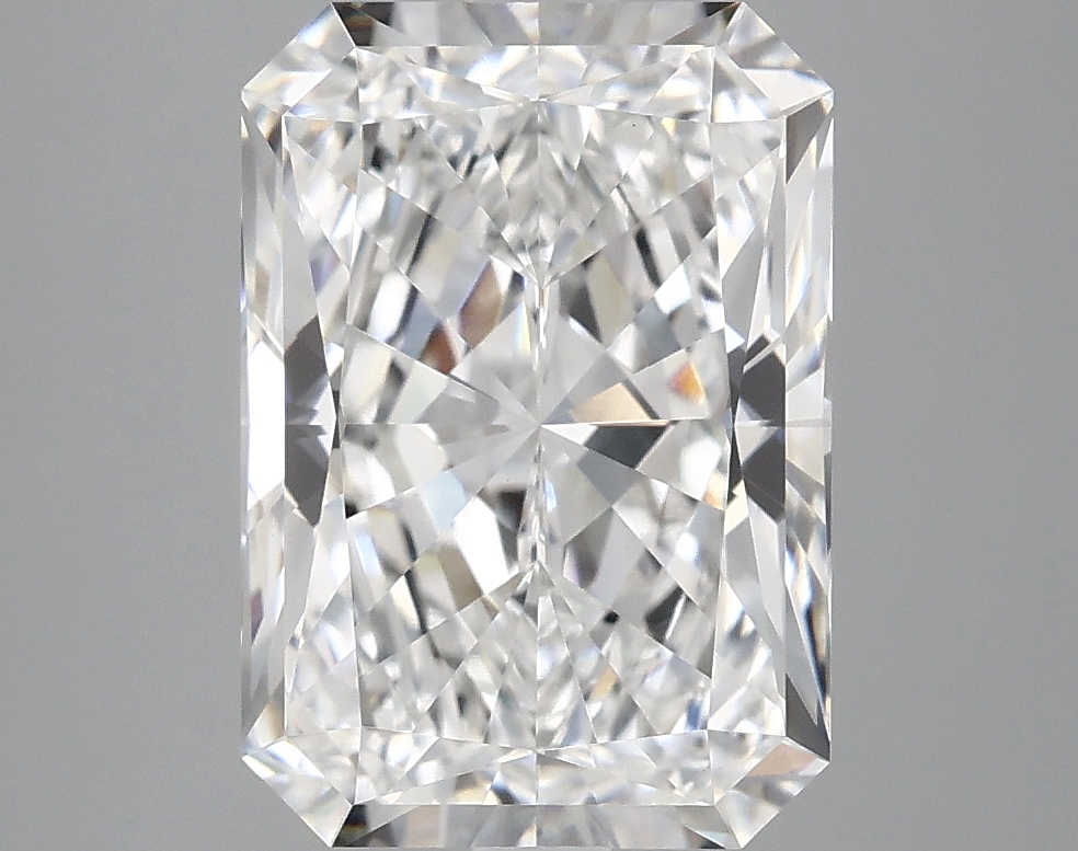 4.1ct lab-grown radiant diamond E/VVS2, 11.38mm ID, IGI certified.