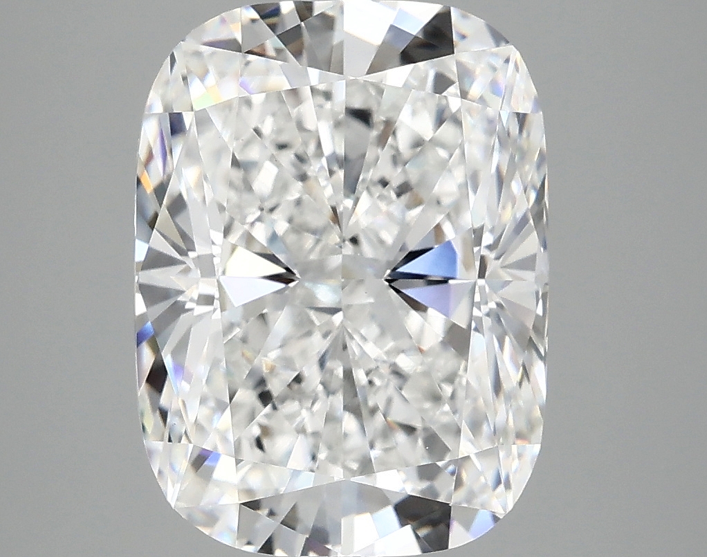 5.02ct lab-grown cushion cut diamond E/VS1 with IGI certification.